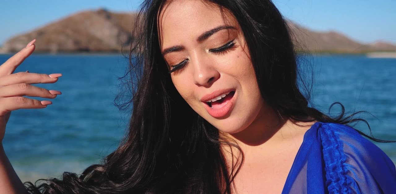 América Libertad in the music video for “Tres Veces”