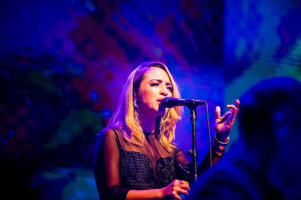 América Libertad singing under violet light